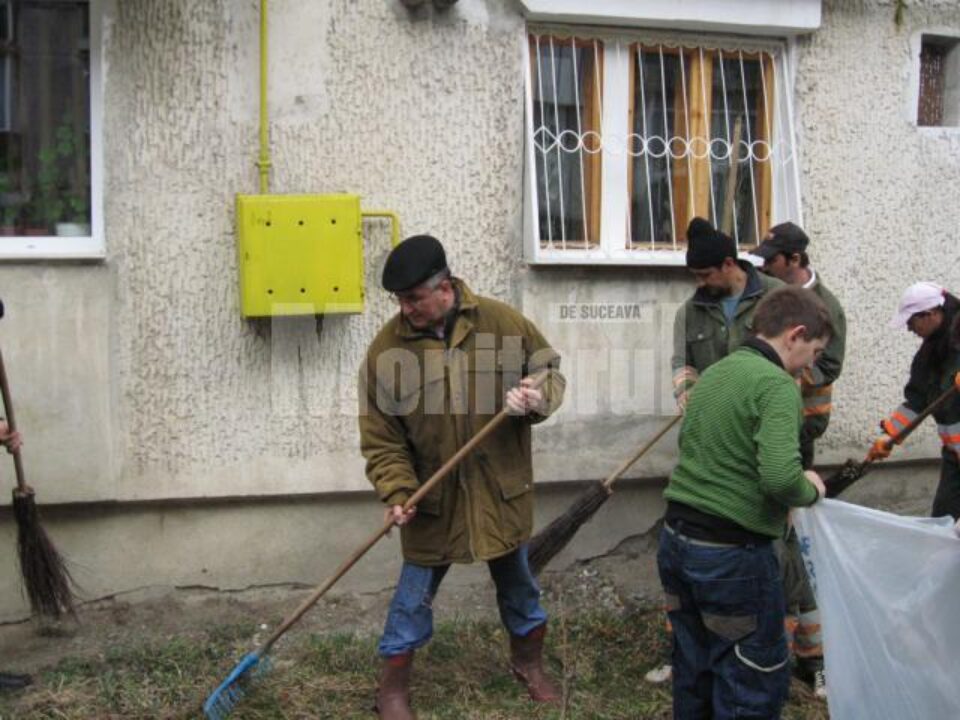 Cu mătura-n mână: Primarul Ion Lungu a dat startul curățeniei de primăvară în cartierele Sucevei Cu mătura-n mână: Primarul Ion Lungu a dat startul curățeniei de primăvară în cartierele Sucevei
