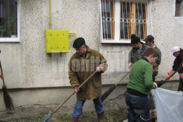 Cu mătura-n mână: Primarul Ion Lungu a dat startul curățeniei de primăvară în cartierele Sucevei