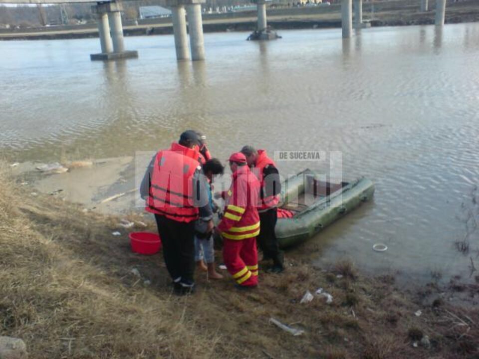 Pompierii au coborât cu cordeline speciale de pe pod, au luat-o pe adolescentă și au coborât-o pe barcă, fiind adusă la mal în siguranță