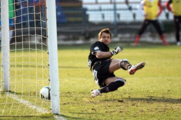 Emilian Dolha, de la Dinamo București, primește un gol din penalty în meciul cu Otelul Galati. Foto: MEDIAFAX