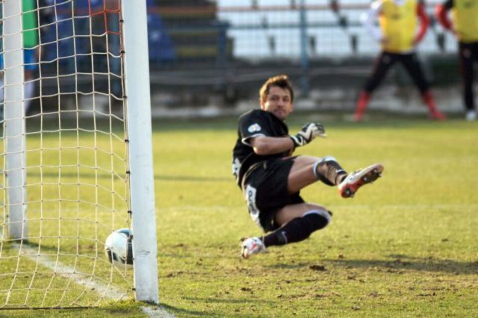 Emilian Dolha, de la Dinamo București, primește un gol din penalty în meciul cu Otelul Galati. Foto: MEDIAFAX Emilian Dolha, de la Dinamo București, primește un gol din penalty în meciul cu Otelul Galati. Foto: MEDIAFAX