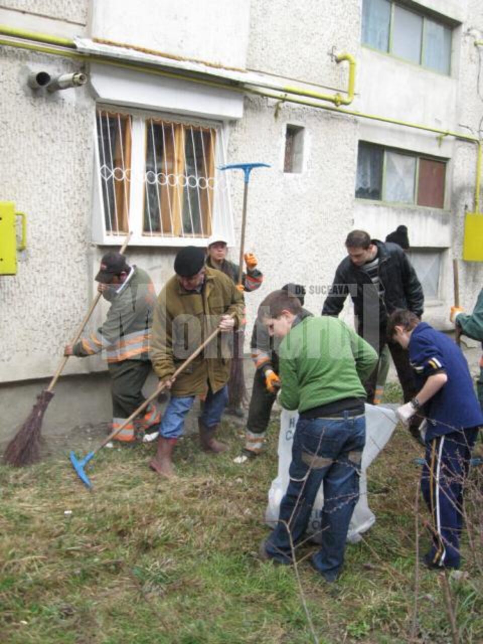 Primarul Ion Lungu, la curatenia de primavara alaturi de elevii Școlii Generale Nr. 10