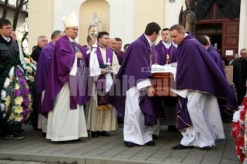 Semn de prețuire: A părăsit biserica în care a slujit în aplauzele sucevenilor