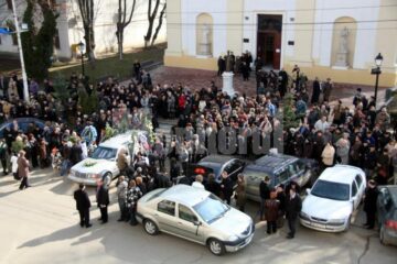 Semn de prețuire: A părăsit biserica în care a slujit în aplauzele sucevenilor