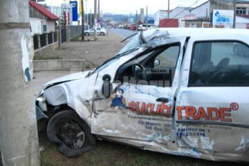 Dacia Logan a intrat în fața unui tir înmatriculat în Polonia