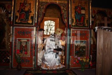 Spiritualitate: Floriile, Denii și Înviere, la biserica de lemn, de secol XIX, din Muzeul Satului, la Cetate