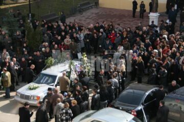 Semn de prețuire: A părăsit biserica în care a slujit în aplauzele sucevenilor