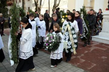 Semn de prețuire: A părăsit biserica în care a slujit în aplauzele sucevenilor
