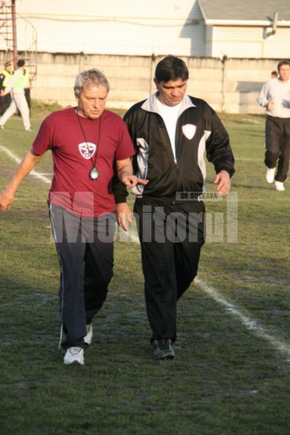 Buzoianu (stânga) și Tudoreanu (dreapta) se gândesc cum să pună Rapidul pe șine