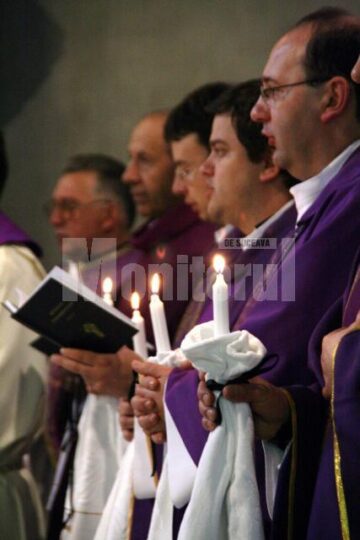 Semn de prețuire: A părăsit biserica în care a slujit în aplauzele sucevenilor