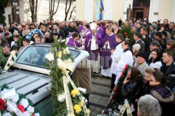 Semn de prețuire: A părăsit biserica în care a slujit în aplauzele sucevenilor