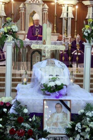 Semn de prețuire: A părăsit biserica în care a slujit în aplauzele sucevenilor