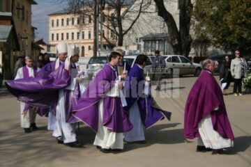 Lacrimi și flori, la Siret: Preotul Ștefan Babiaș, condus pe ultimul drum de aproape o mie de credincioși