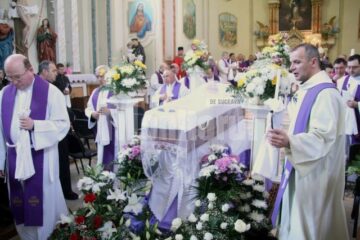 Lacrimi și flori, la Siret: Preotul Ștefan Babiaș, condus pe ultimul drum de aproape o mie de credincioși