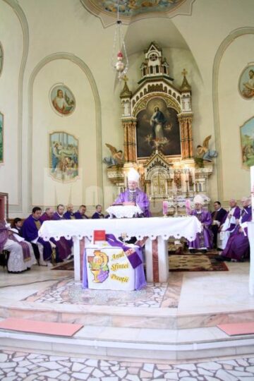 Lacrimi și flori, la Siret: Preotul Ștefan Babiaș, condus pe ultimul drum de aproape o mie de credincioși