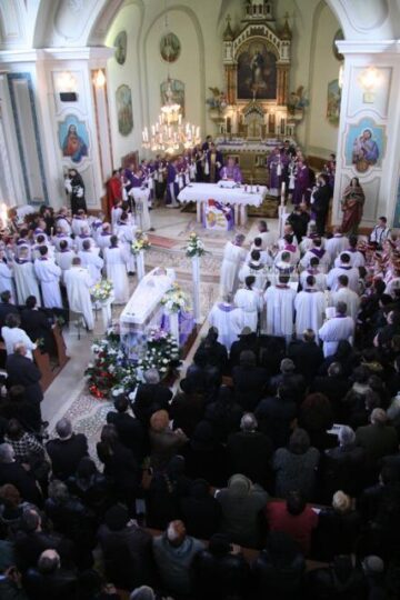 Lacrimi și flori, la Siret: Preotul Ștefan Babiaș, condus pe ultimul drum de aproape o mie de credincioși