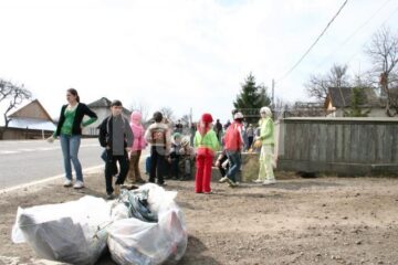 Suceava curată: Aproape o tonă de gunoi, adunată de elevii școlii Stroiești