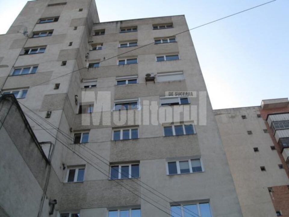 Bărbatul s-a aruncat de la etajul șapte al acestui bloc