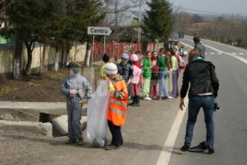 Suceava curată: Aproape o tonă de gunoi, adunată de elevii școlii Stroiești