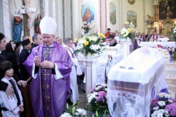 Lacrimi și flori, la Siret: Preotul Ștefan Babiaș, condus pe ultimul drum de aproape o mie de credincioși