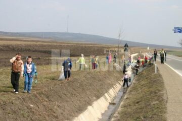 Peste 160 de elevi ai claselor II-VIII de la Școala Stroiești au participat timp de trei ore la o acțiune de strângere a deșeurilor