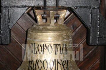 Gest: Flutur a donat clopotul din holul CJ bisericii din Muzeul Satului Bucovinean