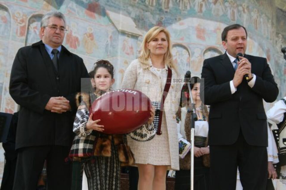 Elena Udrea a participat, pentru al doilea an consecutiv, la deschiderea evenimentelor din cadrul proiectului „Paștele în Bucovina” Elena Udrea a participat, pentru al doilea an consecutiv, la deschiderea evenimentelor din cadrul proiectului „Paștele în Bucovina”