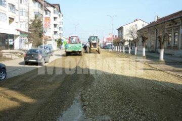 Strada 1 Mai din Rădăuți a fost acoperită cu un strat de piatră concasată