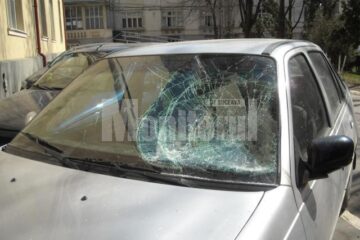 Mașina pe care a aterizat Cionar după ce s-a aruncat de la etaj