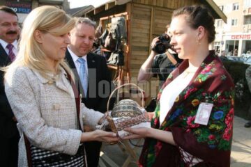 Elena Udrea a vizitat standurile meșteșugarilor, unii dintre aceștia oferindu-i și anul acesta cadouri