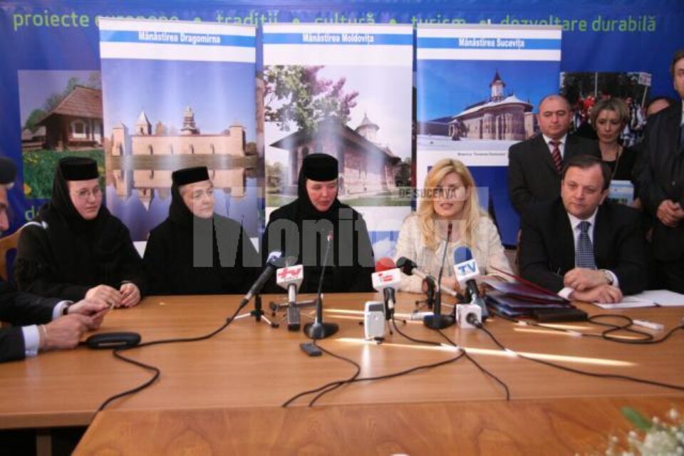Elena Udrea și starețele mănăstirilor Dragomirna, Sucevița și Moldovița au semnat, ieri, contractele de finanțare pentru proiectele europene prin care cele trei lăcașuri de cult vor fi restaurate cu fonduri europene Elena Udrea și starețele mănăstirilor Dragomirna, Sucevița și Moldovița au semnat, ieri, contractele de finanțare pentru proiectele europene prin care cele trei lăcașuri de cult vor fi restaurate cu fonduri europene