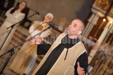 Grigore Leșe, în timpul concertului pascal „Pentru Eroi și Morminte” susținut de joi seara, în Catedrala Catolică din municipiul Suceava. Foto: Liviu Rotariu