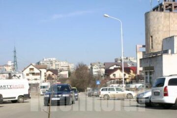 Groapa apărută în mijlocul străzii Victoriei din Obcini