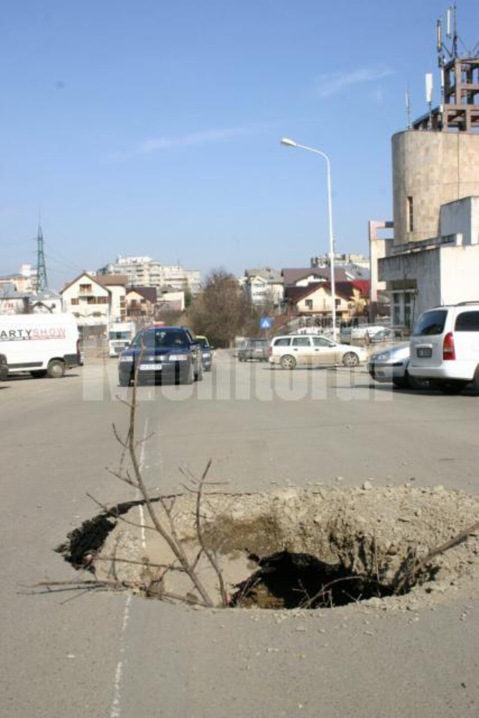 Groapa apărută în mijlocul străzii Victoriei din Obcini
