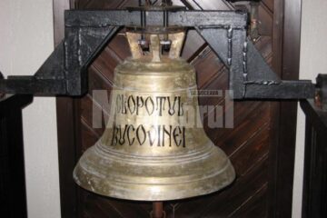 Clopotul donat bisericii din lemn, de secol XIX, de la Muzeul Satului Bucovinean