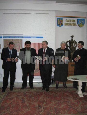 Secretarul de stat Vasile Timiș prezentând cartea pr. Gabriel Herea