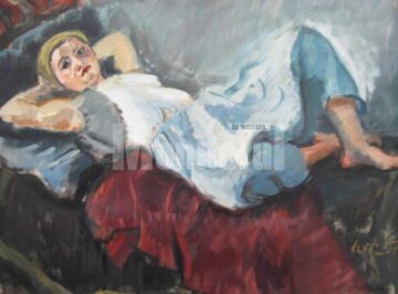 Femeie pe sofa