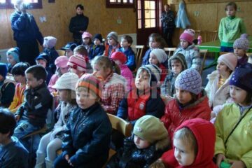 Grădinița „Sf. Ana”: Teatru pentru copii, cu voluntari din Franța, la Câmpulung