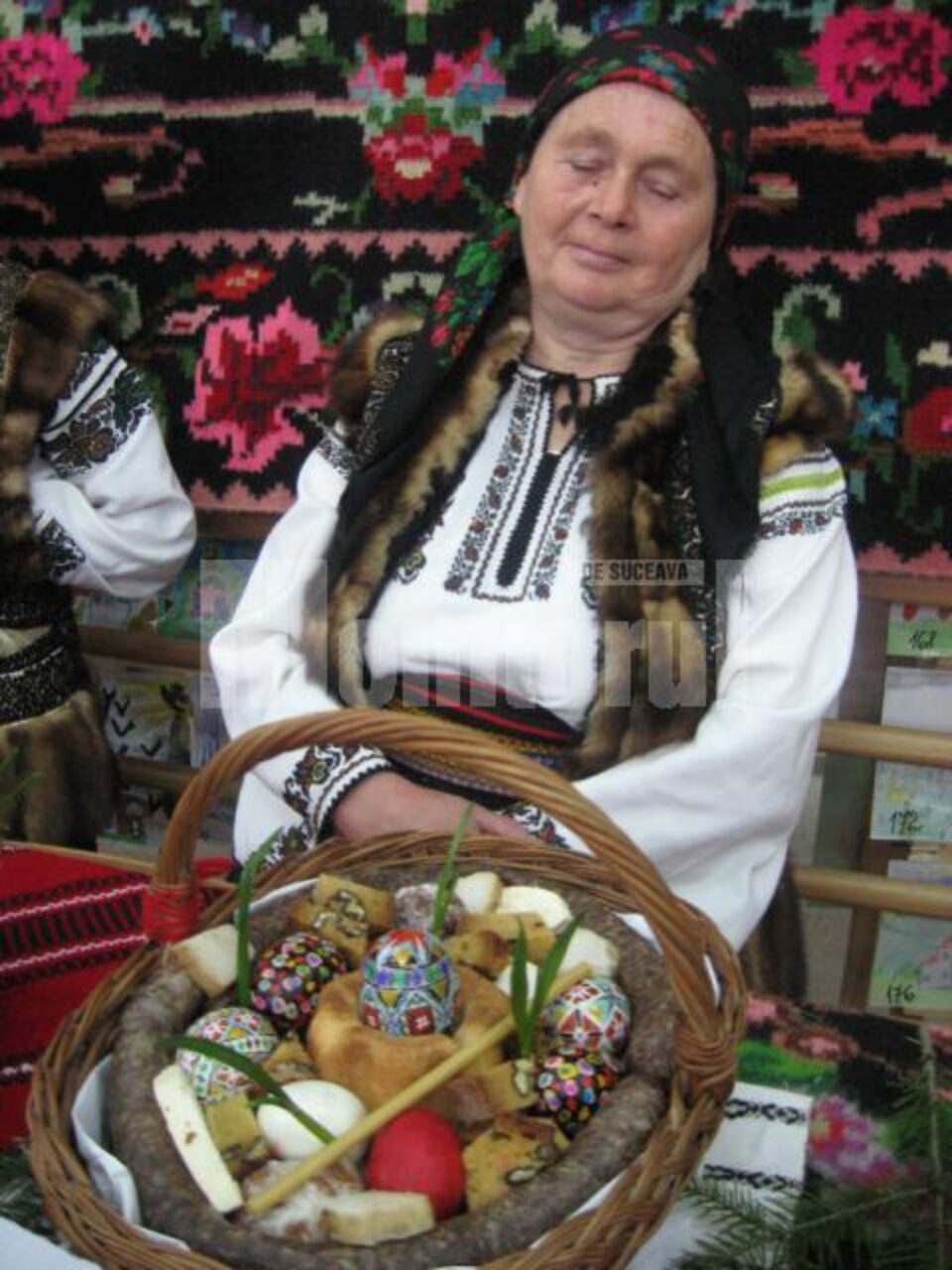 La slujba Sfintelor Paști sunt sfințite pasca, ouăle roșii și celelalte bucate La slujba Sfintelor Paști sunt sfințite pasca, ouăle roșii și celelalte bucate