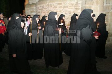 Obștea de maici purtând Lumina Învierii