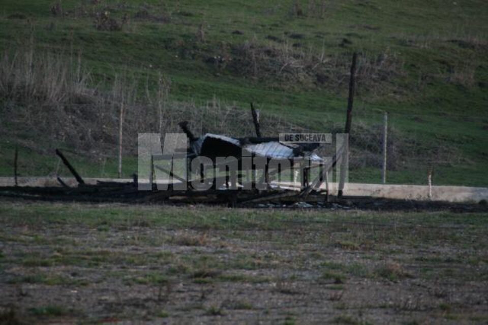 Baraca pe care afaceristul a ridicat-o pentru a depozita materiale de construcții sau alte unelte, incendiată
