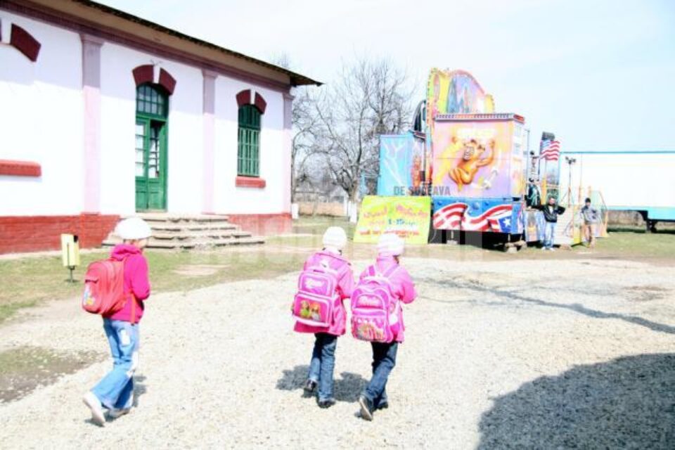 Bâlci: Parc de distracție în curtea școlii din Salcea