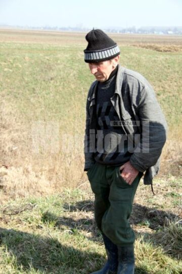 Neculai Apetrichioaie, tatăl proprietarului iazului, a refuzat să răspundă la acuzațiile oamenilor și la întrebările presei