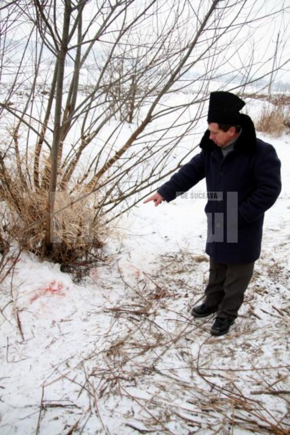 Neculai Roman arătând spre locul în care a fost găsit tatăl său
