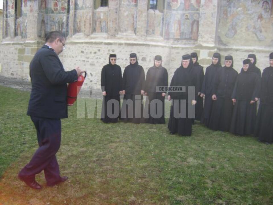 Demonstrații practice pentru folosirea stingătoarelor de incendii