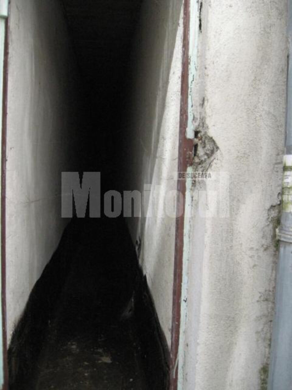 Absurd: Peretele unei case va fi demolat pentru că vecinii nu s-au înțeles pentru o porțiune de 20 cm