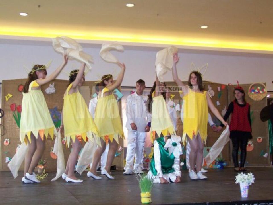 Copii de la Centrul de plasament „Laurenția Ulici” Gura Humorului, în spectacol tematic „În căutarea primăverii”