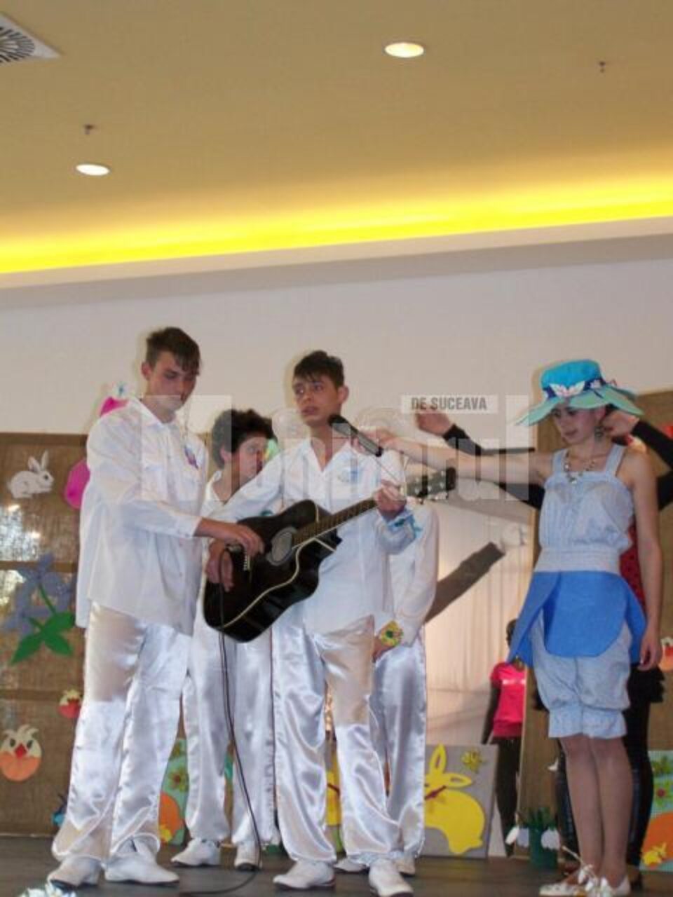 Centrul „Laurenția Ulici”: Copii cu nevoi speciale „În căutarea primăverii”, la Iulius Mall