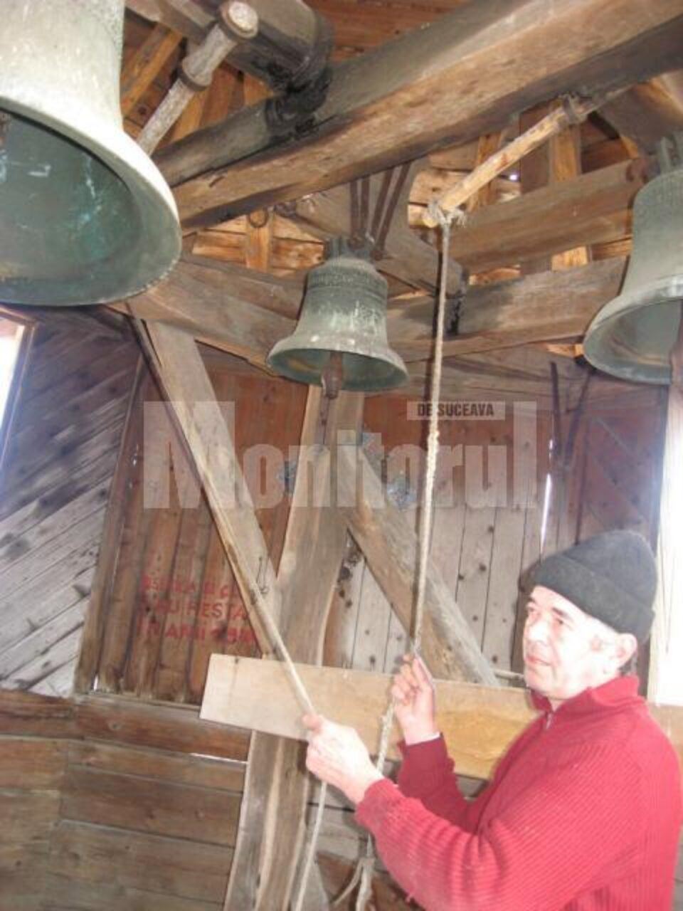 Eveniment: Concertul de Paști începe cu clopotele dăruite de Ștefan cel Mare și de Petru Rareș Mănăstirii Putna Eveniment: Concertul de Paști începe cu clopotele dăruite de Ștefan cel Mare și de Petru Rareș Mănăstirii Putna