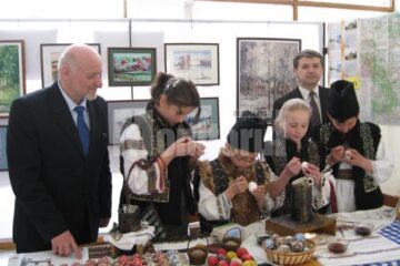 Prof. Ioan Bodnar și micii încondeietori din Paltinu cu prof. îndrumător Ilie Sauciuc
